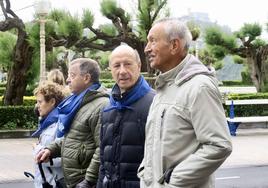Un grupo de pensionistas se manifiesta en los jardines donostiarras de Alderdi Eder.