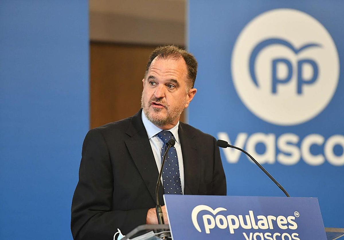 Carlos Iturgaiz en una comparecencia en la sede del PP en Donostia