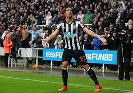 Mikel Merino, en su etapa con el Newcastle en la Premier League.