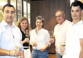 Los expertos. De izquierda a derecha: Javier Caneja (Narru), Ainhoa Velasco (El Diario Vasco), Maider Larrañaga (Arteaga Landetxea), Mariano Rodríguez (Arzak) y Mickey García (Espazio Oteiza) fueron los protagonistas de la cata.