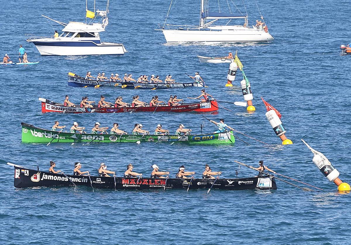 Hibaika, Hondarribia, Cabo da Cruz y Tirán toman la salida en una regata de la Liga Euskotren.