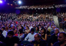 El público del Festival, en un Kursaal abarrotado, antes de la proyección de una película.