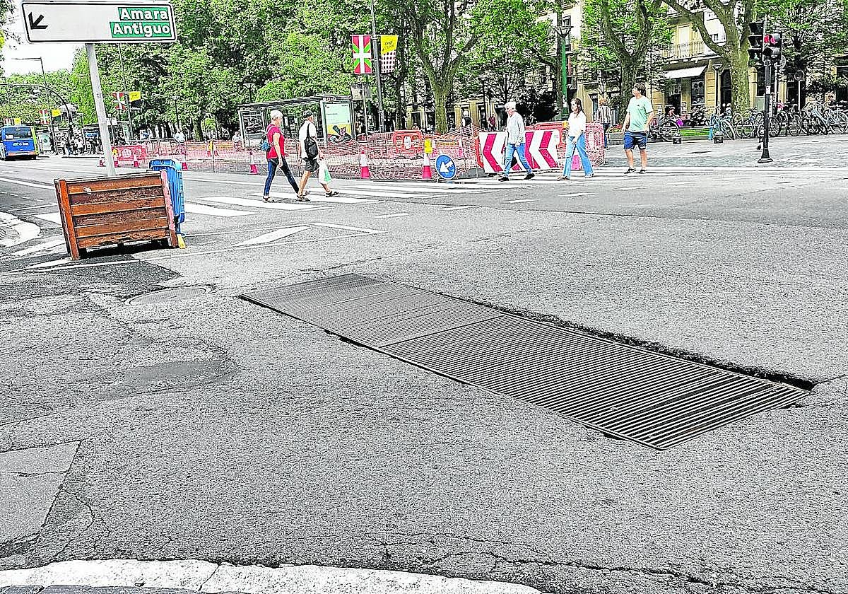 El lector Pedro Ormaetxea dice: «Desde hace 10 años tenemos en el encuentro del Boulevard con la c/Legazpi una grandísima reja en el suelo para ventilación del aparcamiento en un deplorable estado. Está rehundida con respecto al nivel del asfalto, y puede que cualquier día algún motorista sufra un accidente. El Ayuntamiento debe tomar las medidas oportunas: o arregla el problema o debe obligar a que se arregle».