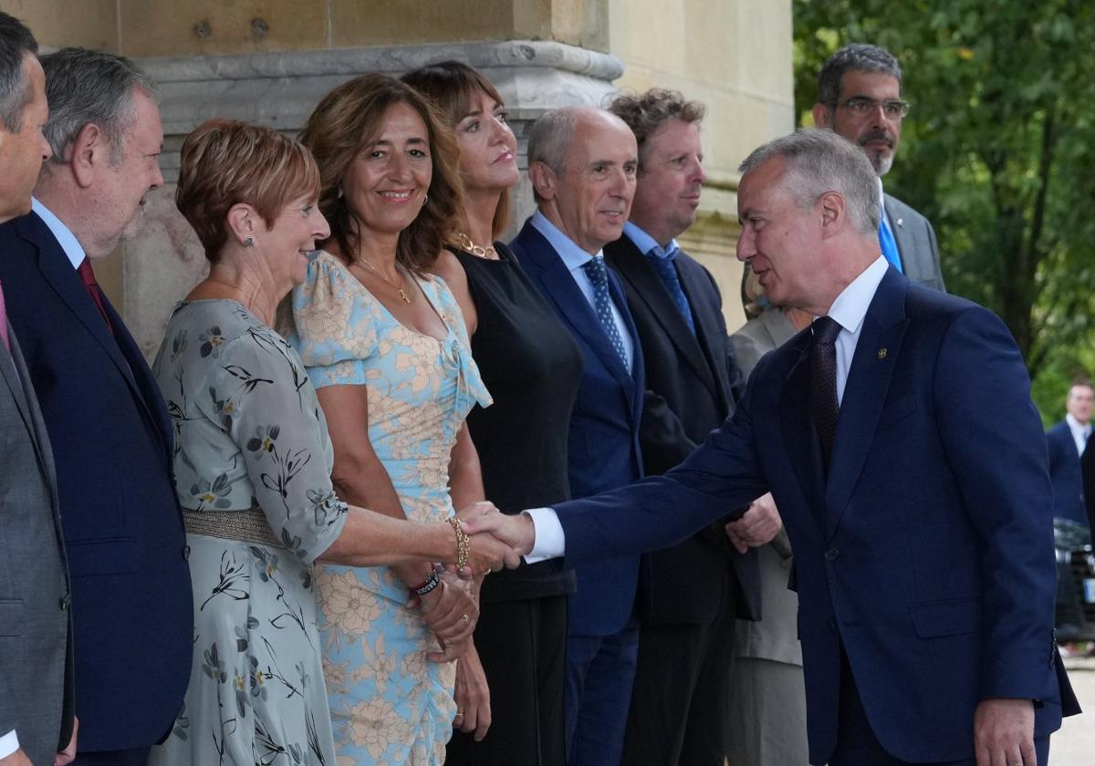 El lehendakari saluda a los consejeros del Gobierno Vasco, el pasado martes en el Palacio Miramar.