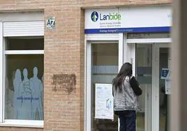 Una mujer accede a una oficina de Lanbide en Tolosa.