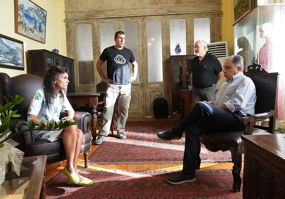 Nerea Melgosa, ayer con el alcalde de Mitilene, Stratis Kytelis.