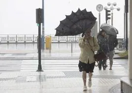 Una mujer lucha con su paraguas contra el viento este miércoles en San Sebastián.