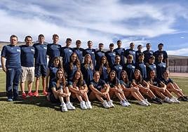 Nahia Garrido (quinta por la izquierda en segunda fila) junto al resto de los nadadores y equipo técnido de la selección nacional junior de natación y aguas abiertas.