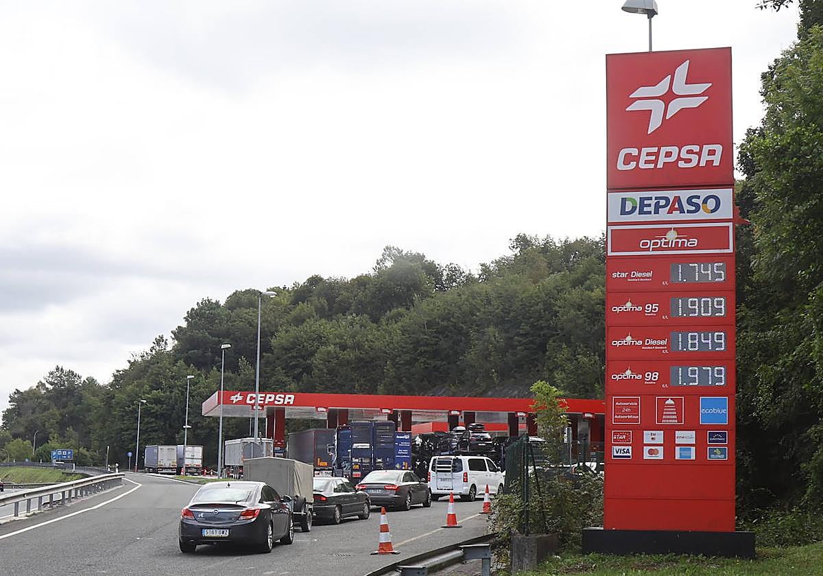 Panel de precios de este jueves de una gasolinera guipuzcoana ubicada en la autopista AP-8.