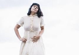 Ines Osinaga abeslaria, 'Itsasoa da bide bakarra' proiektua promozionatzeko irudi batean.