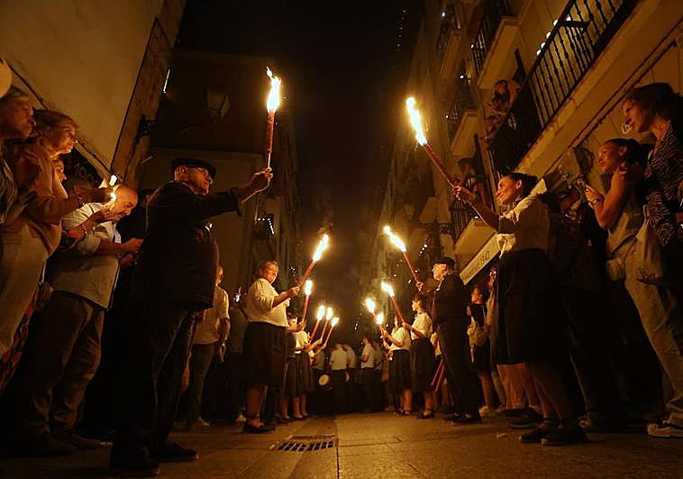 Las velas dieron luz a la calle 31 de agosto.