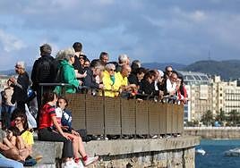 Aficionados, a la espera ayer del arranque de la regata femenina clasificatoria de la Bandera de la Concha.