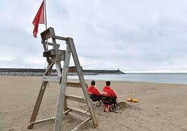 Bandera roja en la playa de Santiago de Zumaia en una episodio previo de baño prohibido por niveles altos de E. coli.