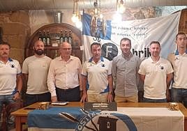 Rufo Urtizberea, Alberto López y Xabat Pastor junto a los cuatro nuevos patrocinadores del club.