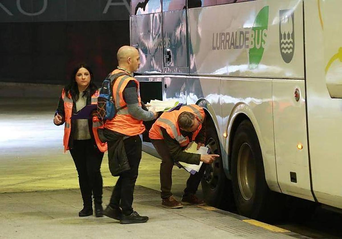 Inspectores revisan un autobús de la compañía.