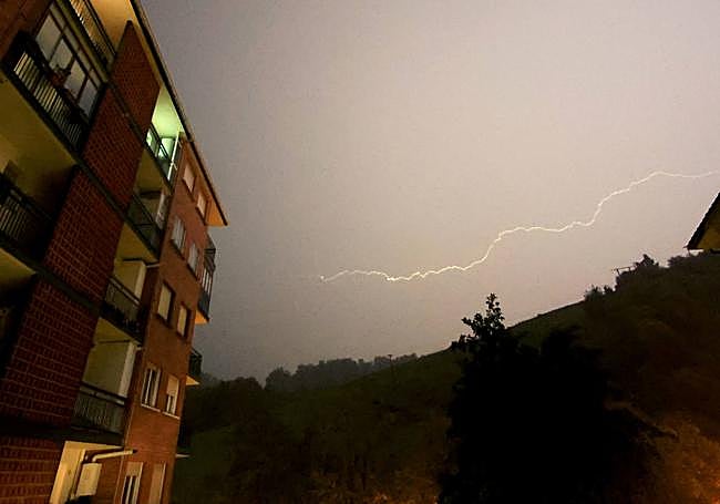 Un rayo por la tormenta este viernes por la noche en Irun.