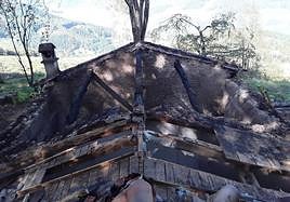 El refugio de la ermita ha quedado calcinado tras el incendio de este viernes.