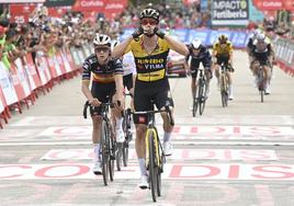 Sprint. Primoz Roglic supera a Remco Evenepoel en la meta de Xorret de Catí.