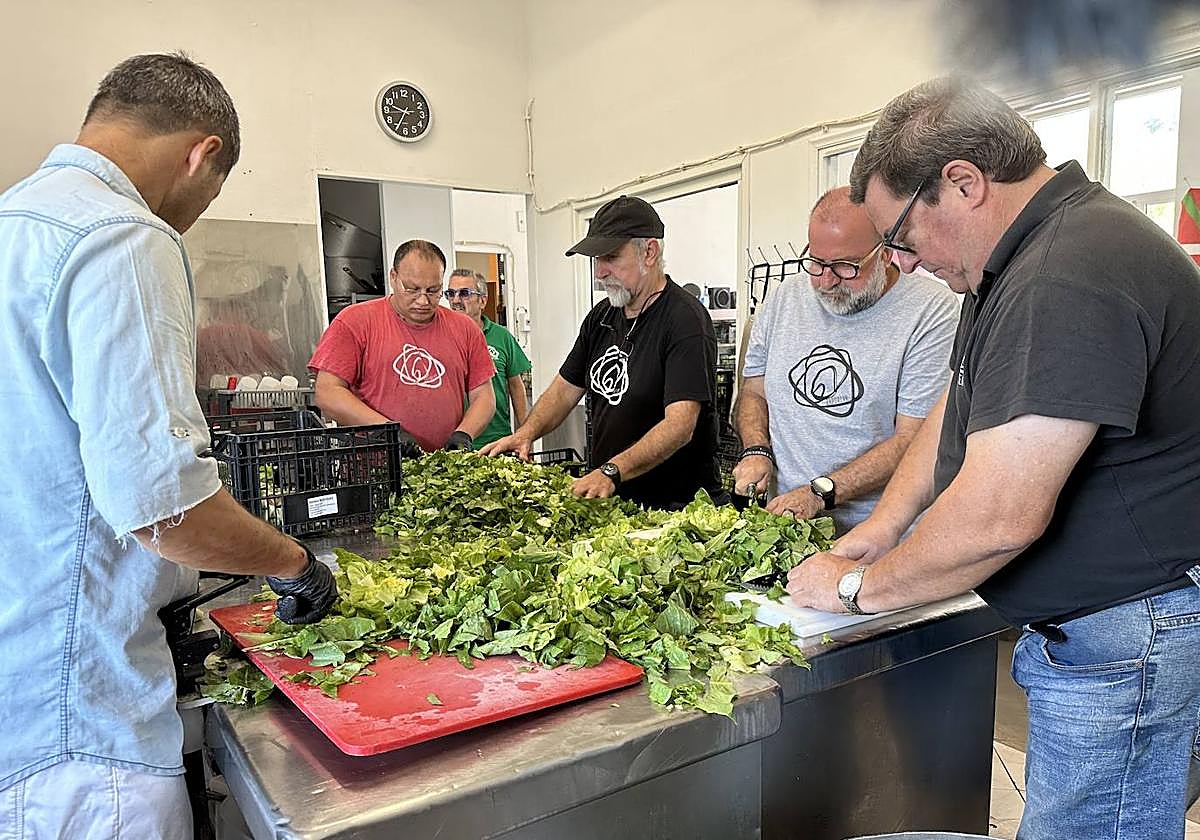 Peio García Amiano, fundandor de Zaporeak, junto a otros voluntarios, en la cocina de Zaporeak.