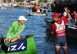Iñaki Errasti desembarcando en el muelle.