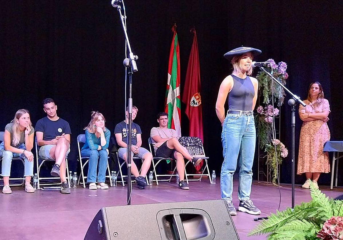 Garazi Navarro txapelarekin gainerako finalisten aurrean.