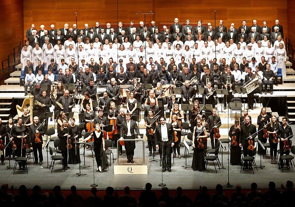 La Mahler Chamber Orchestra (MCO), acompañada por el Orfeón Donostiarra y la Easo Eskolania en el Kursaal.