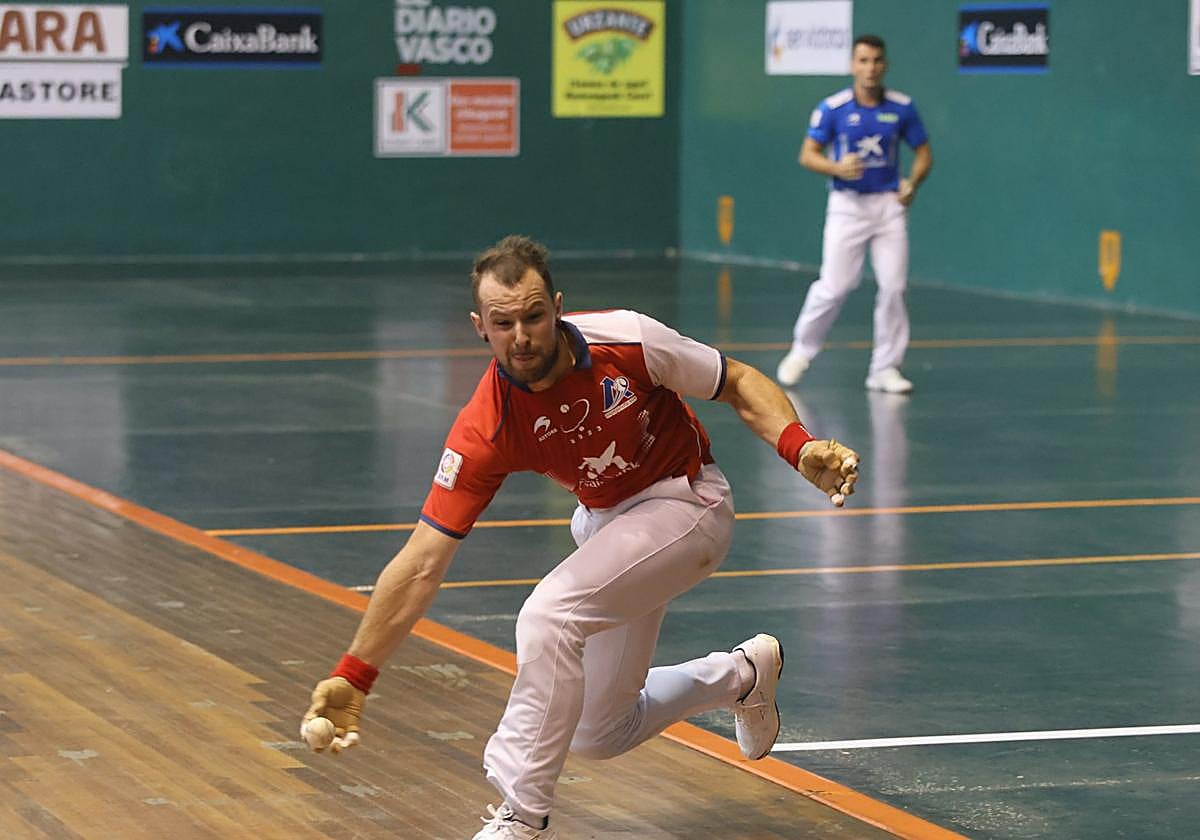 Elordi trata de llevar una pelota a buena en Zarautz.
