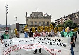 El movimiento de pensionistas de Txingudi, frente al Ayuntamiento.