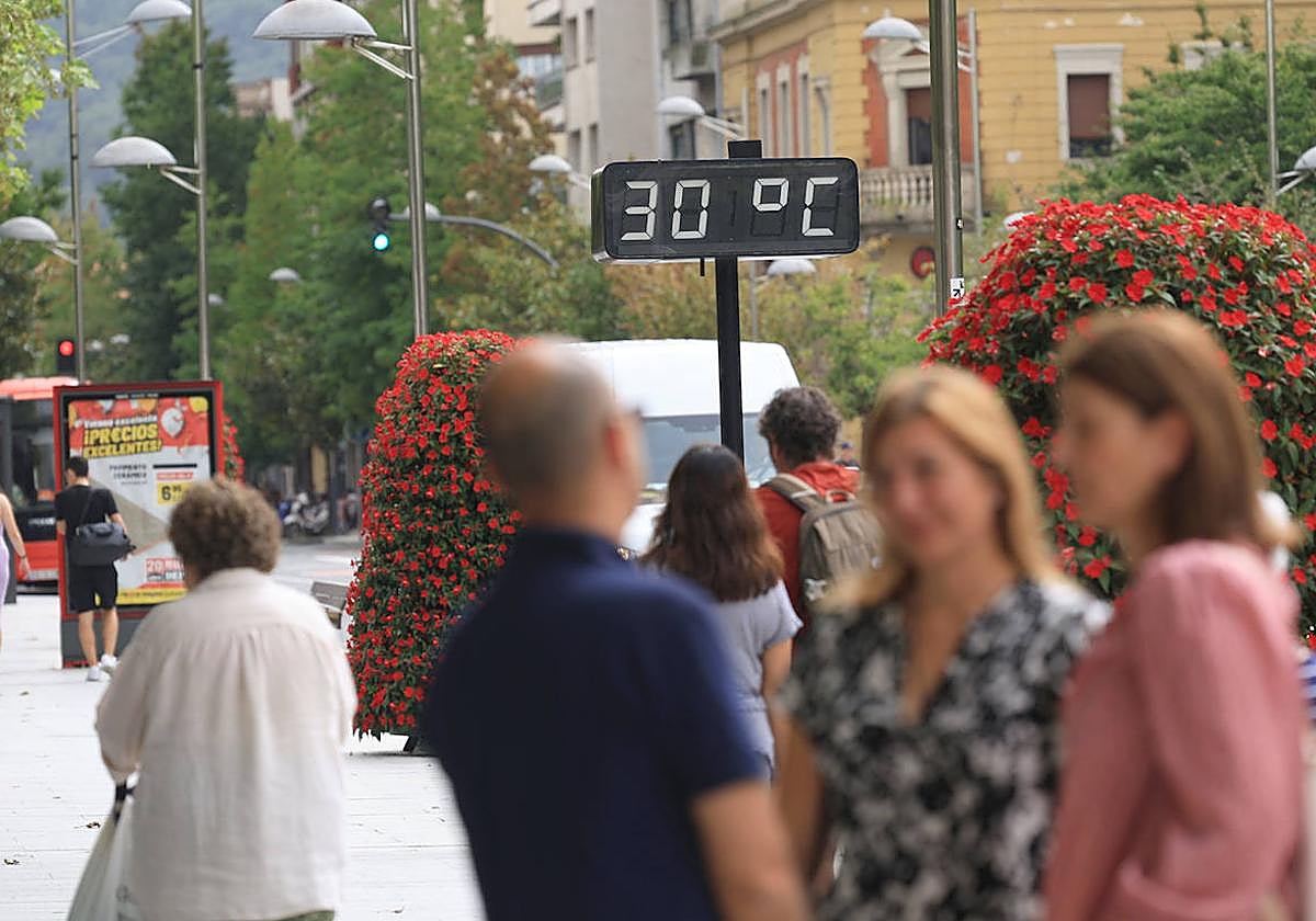 El termómetro situado en el Paseo Colón de Irún marcó ayer 30 grados durante buena parte del día.