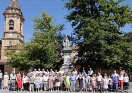 Foto de grupo del día de las personas mayores que el próximo domingo se repetirá en la plaza Iparragirre.