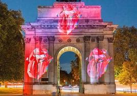 Una campaña críptica. La banda británica promocionó el lanzamiento proyectando su nuevo logo en monu-mentos a lo largo de todo el mundo, como en este Arco de Wellington en el londinense Hyde Park.