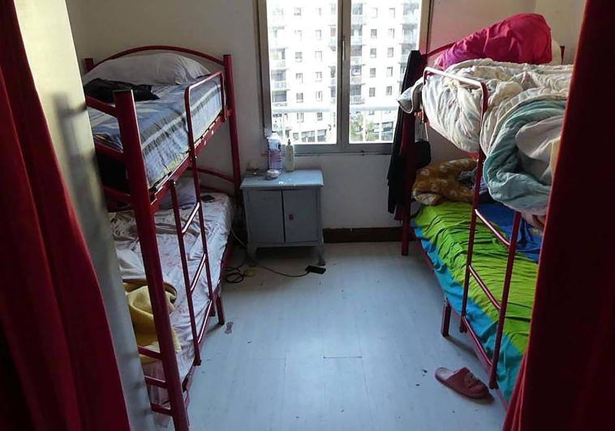 Habitación donde vivían mujeres obligadas a prostituirse en Donostia.