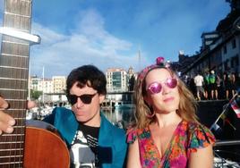 Es un selfie (tuneado en postproducción). Xabier Mendiluze (guitarra) y Nagore en el catamarán de la Bahía.