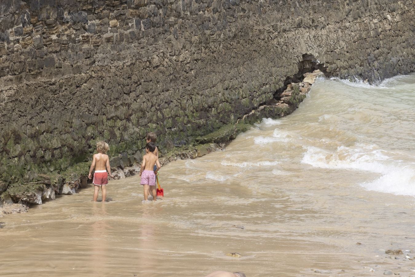 Una grieta de 18 metros amenaza el muro del Tenis