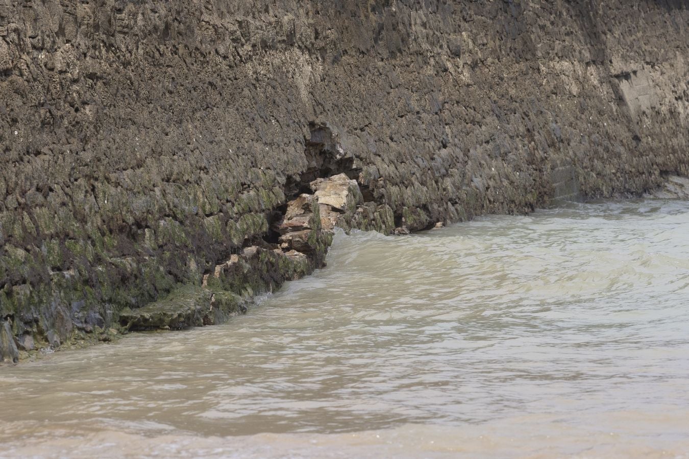 Una grieta de 18 metros amenaza el muro del Tenis