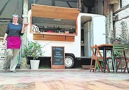 Raquel, en su pintoresca hamburguesería.