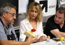 Emma García, entre el técnico de la D. O. de Idiazabal y el cocinero Martin Berasategui.