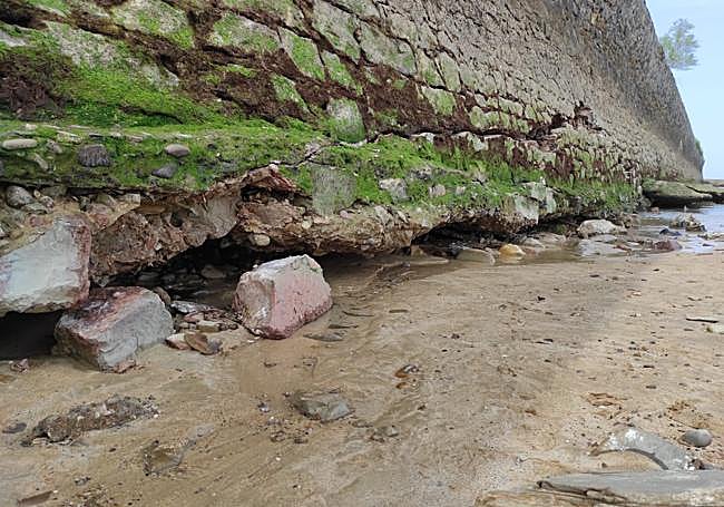 La falta de arena en la base del muro puede ser la causa de la aparición de la grieta .
