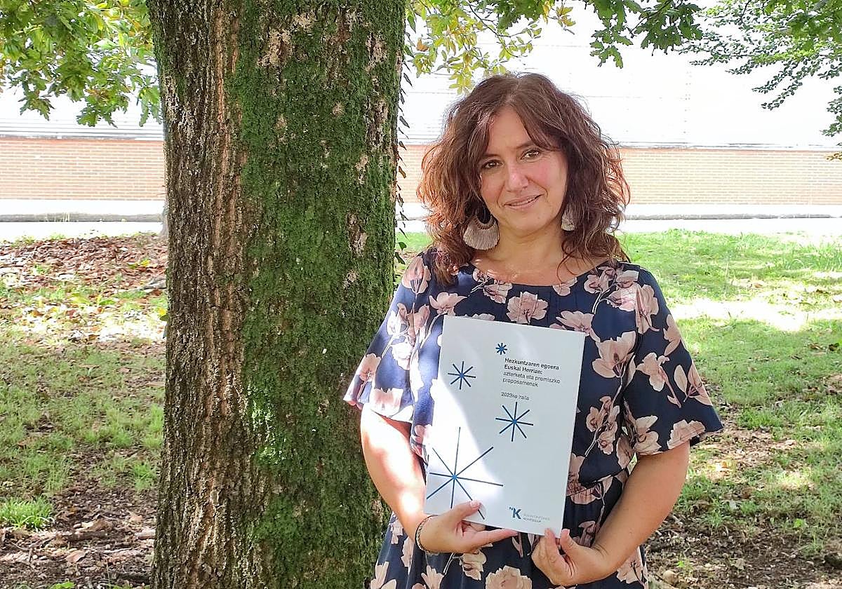 Idurre Eskisabel, Kontseiluko lehendakaria, txostena eskuetan duela.