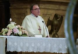 Patxi Azpitarte, durante el funeral del sacerdote Joxan Larrañaga.