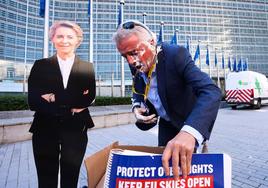 El CEO de Ryanair, Michel O'Leary, este jueves en Bruselas manchado tras recibir los pasteles en su rostro