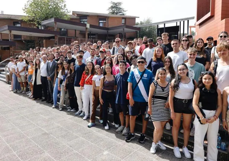 Los alumnos 'erasmus' posan con los vicerrectoresen el campus donostiarra de Deusto.