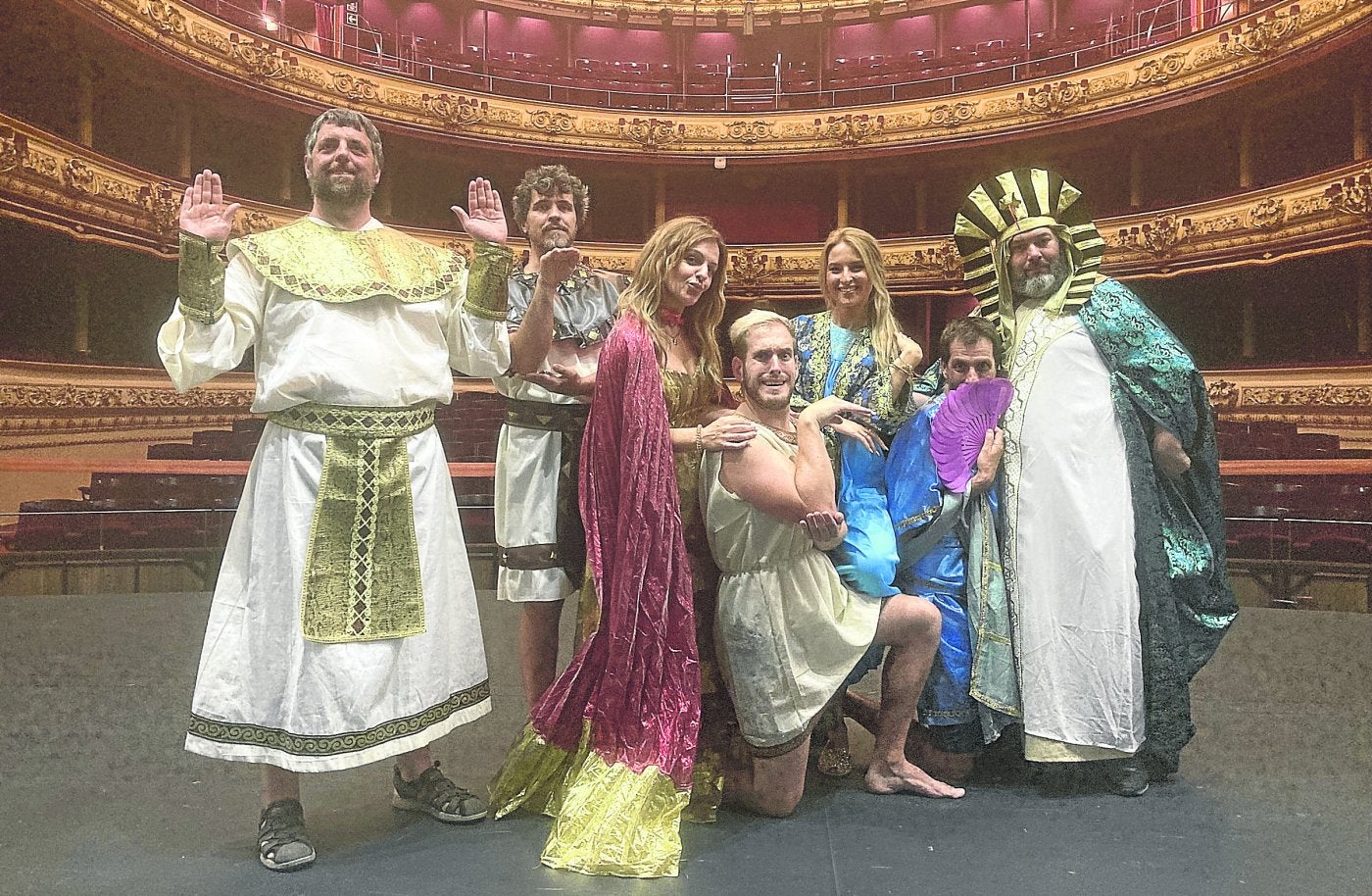 Integrantes del reparto de la zarzuela, en uno de los ensayos de 'La corte de Faraón' en el Victoria Eugenia.