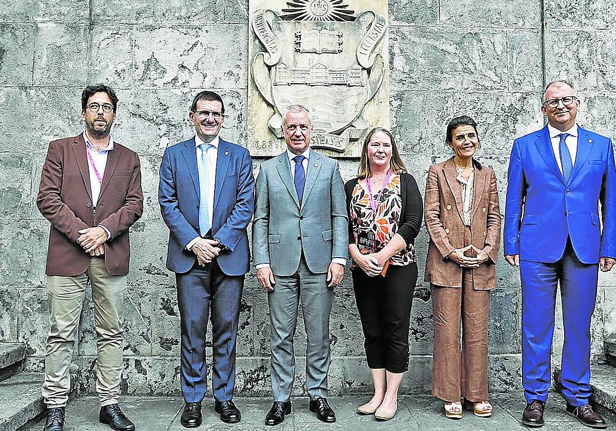 El rector de Deusto, Etxeberria; el lehendakari, Urkullu; y la consejera Melgosa, en el congreso.