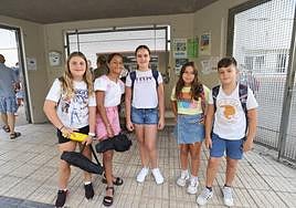 Alumnos y padres, en la puerta del Intxaurrondo Hegoa Ikastetxea.