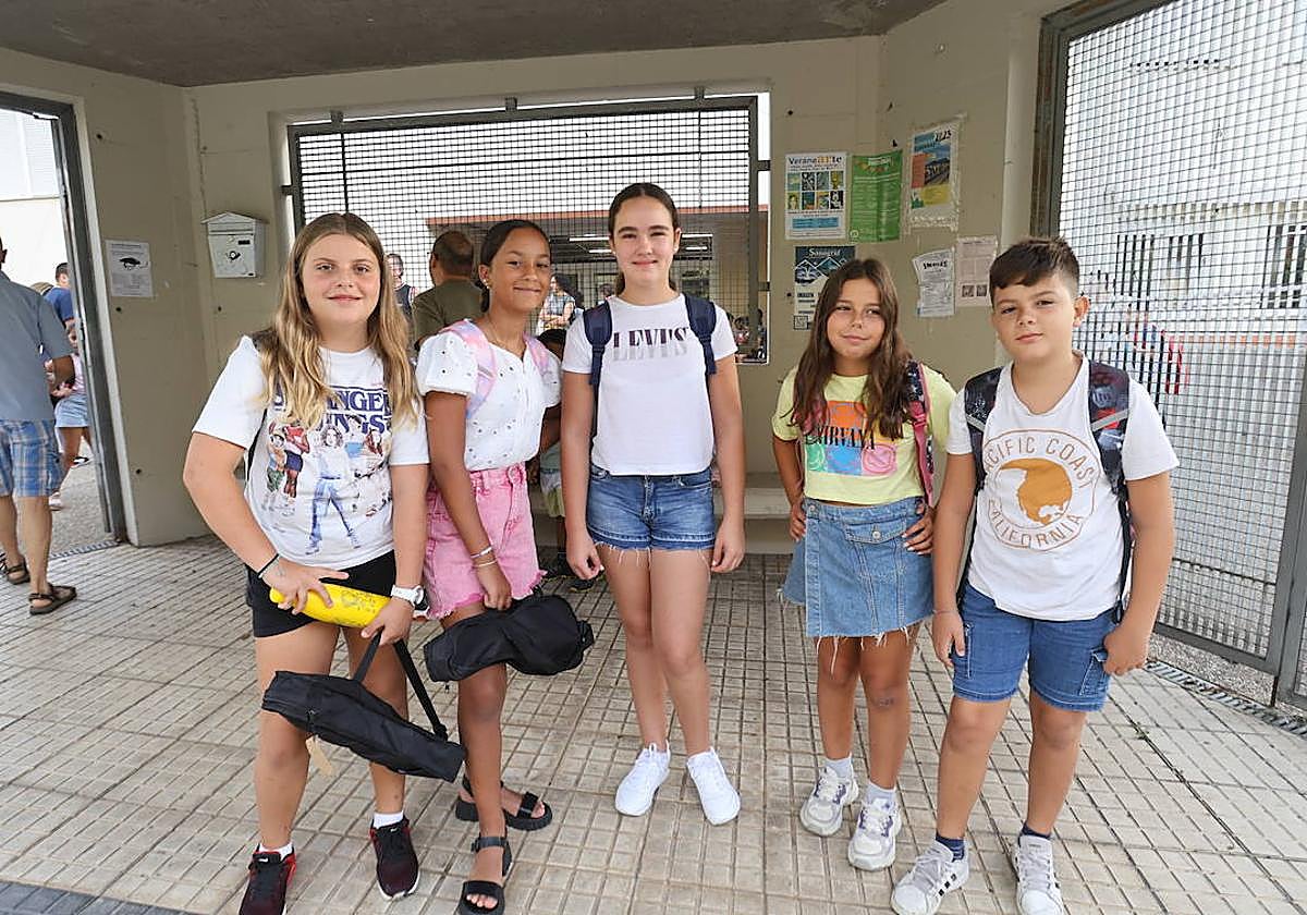 Alumnos y padres, en la puerta del Intxaurrondo Hegoa Ikastetxea.