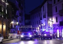 Bomberos en la vivienda que se ha incendiado este jueves en Errenteria.
