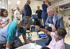 El lehendakari Iñigo Urkullu, hablando con una profesora en el una clase de Infantil.