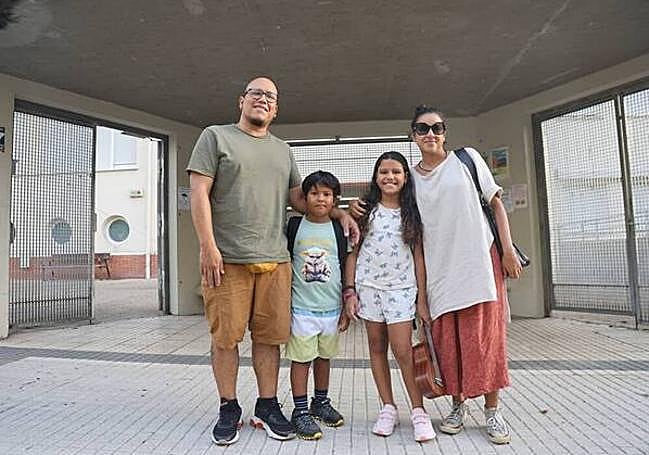 Mila, con su ukelele, y Samuel, hermanos y que empezarán primero y quinto de Primaria