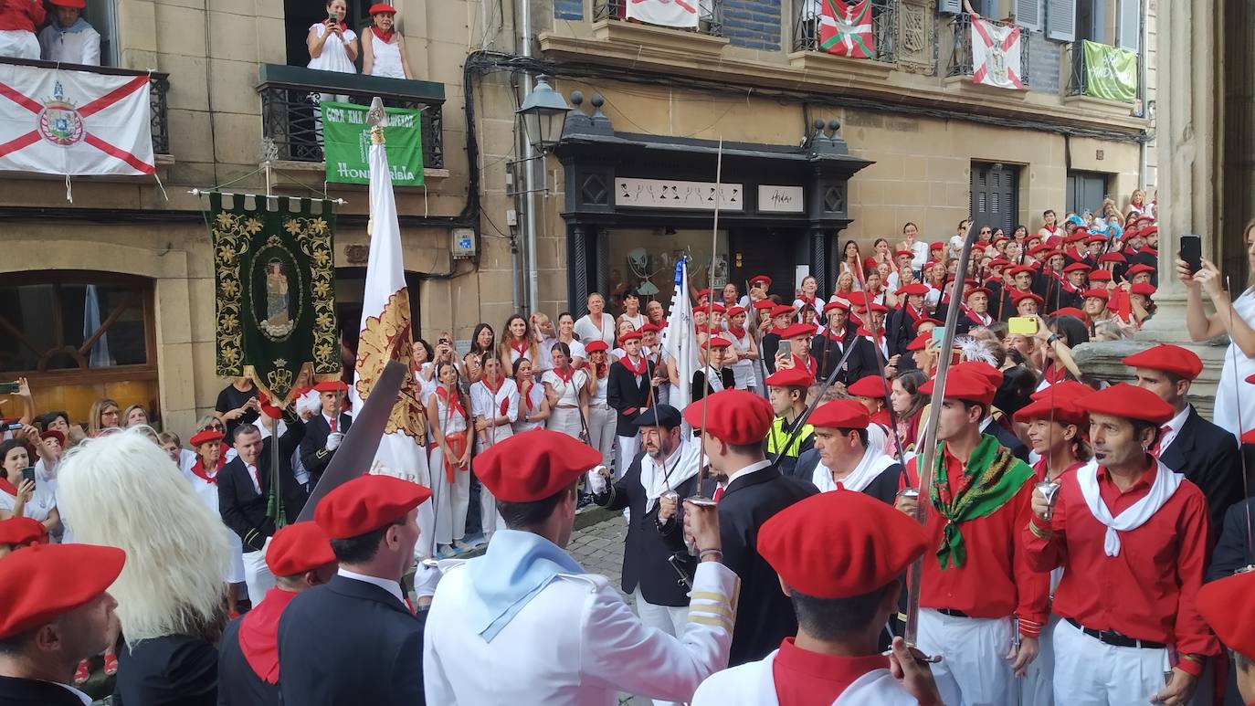 Momento en el que se incorpora la bander al Alarde de Hondarribia.